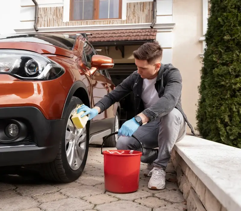 Lavage auto à domicile Le Monastère : professionnel intervenant sur un véhicule